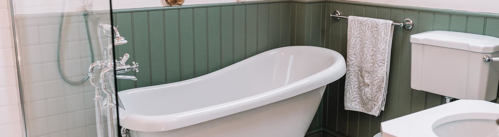 How to create a traditional country bathroom look