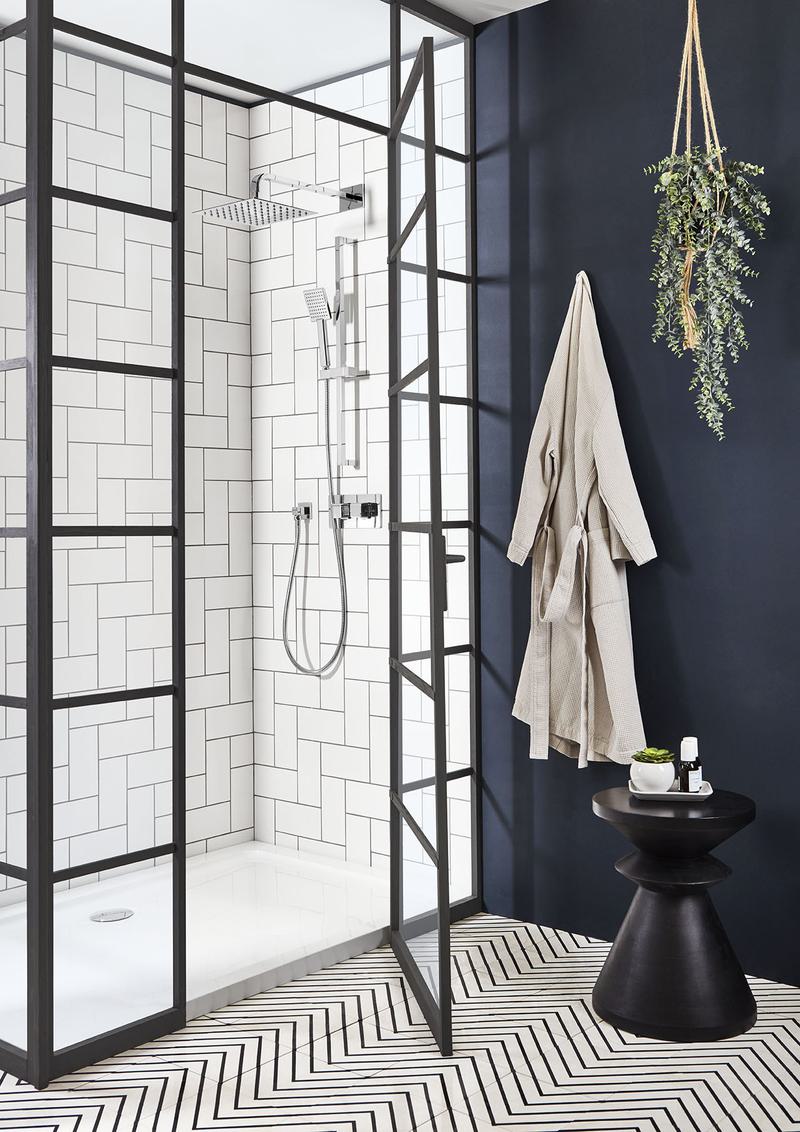 Hydra shower system lifestyle SVSET115 water off