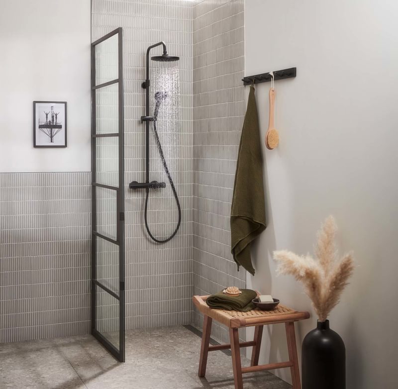 Marine Black Shower with water lifestyle Marine Black Shower with water lifestyle