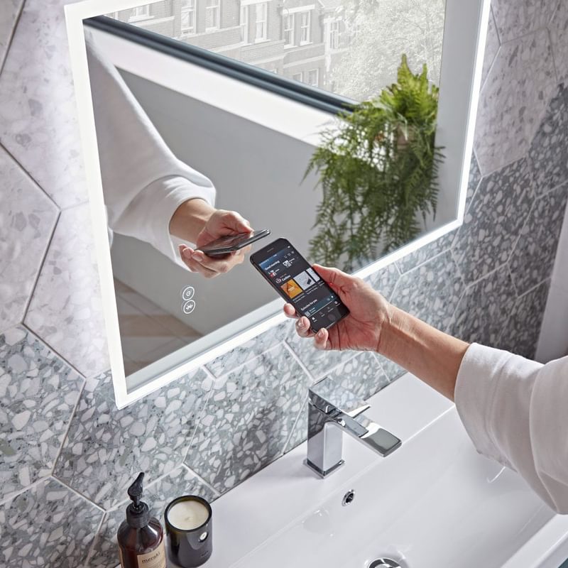 Play mirror phone lifestyle Play mirror phone lifestyle