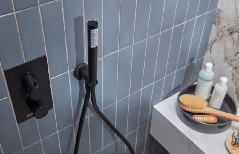 Quantum valve handset black DETAIL Lifestyle Quantum valve handset black DETAIL Lifestyle