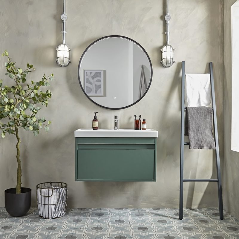 Status 800 Nordic Green Front on Lifestyle Status 800 Nordic Green Front on Lifestyle