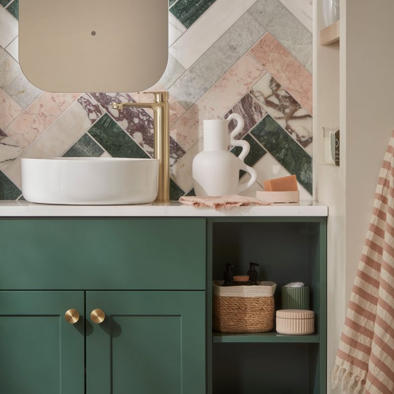 Stow Nordic Green Lifestyle Front on Detail Stow Nordic Green Lifestyle Front on Detail