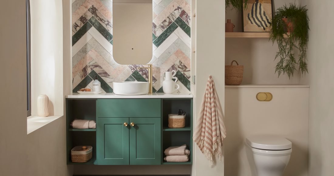 Stow Nordic Green Lifestyle front on v2 Stow Nordic Green Lifestyle front on v2