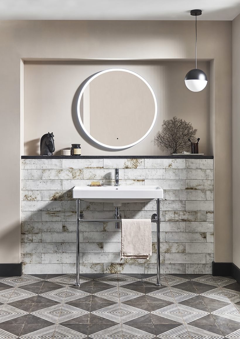 Washstand with Frame 800 lifestyle V2