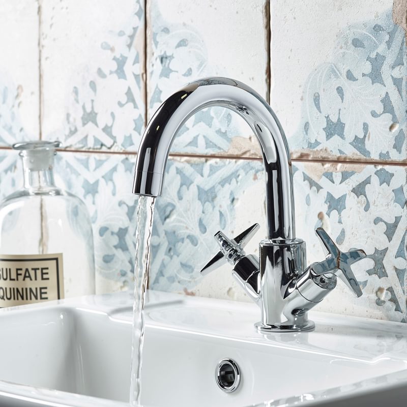 Fairview basin mixer side lifestyle with water v01 Fairview basin mixer side lifestyle with water v01