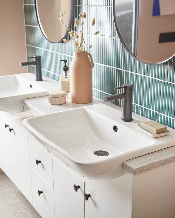 Calm Gloss White 1500 basins close up Lifestyle