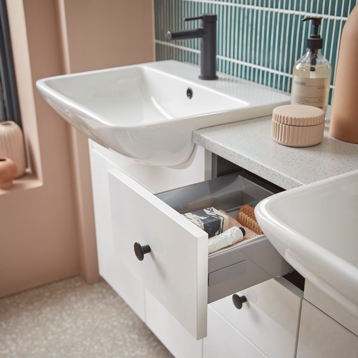 Calm Gloss White 1500 drawer open Detail