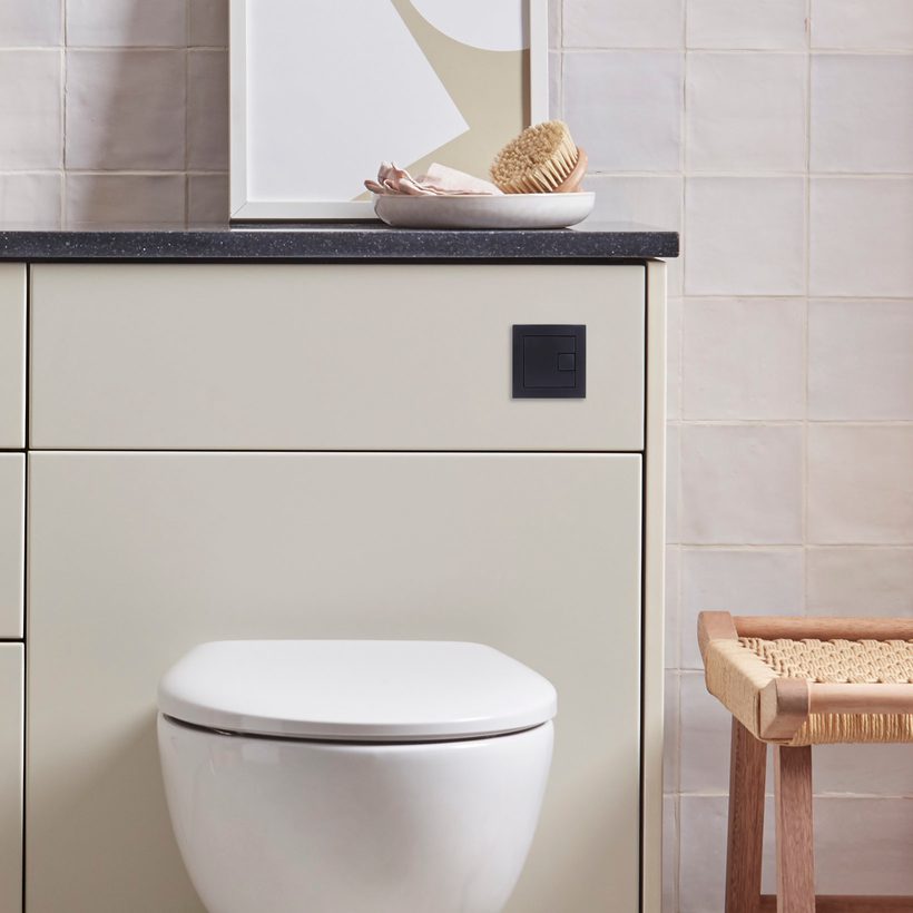 Black square flush button Lifestyle Black square flush button Lifestyle