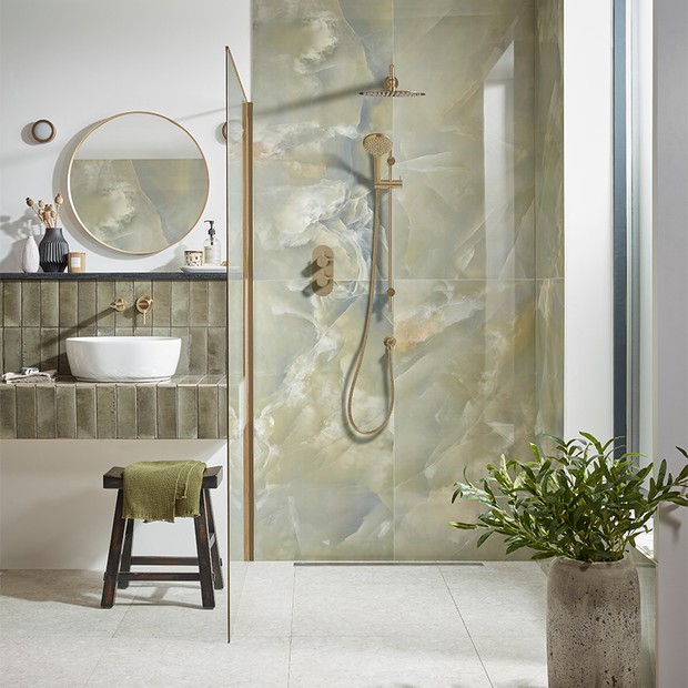 Brass Shower Lifestyle with Brass Mirror Brass Shower Lifestyle with Brass Mirror