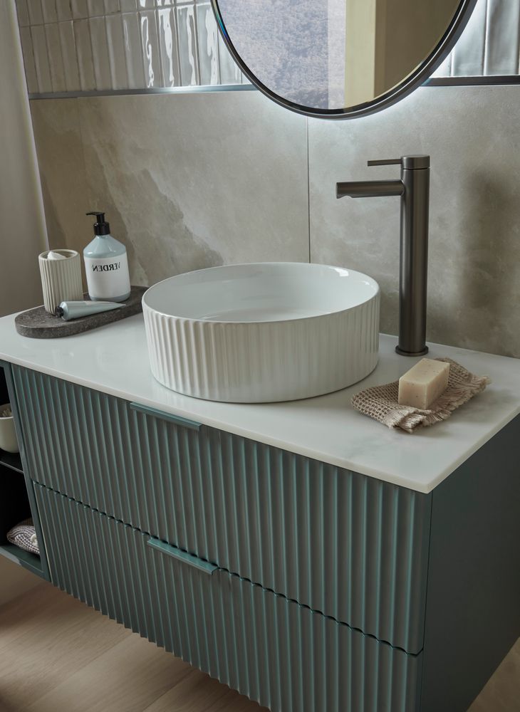 Cadence 800 Viridian green fluted open storage portrait fluted detail 4895 reversed label slide image Cadence 800 Viridian green fluted open storage portrait fluted detail 4895 reversed label slide image