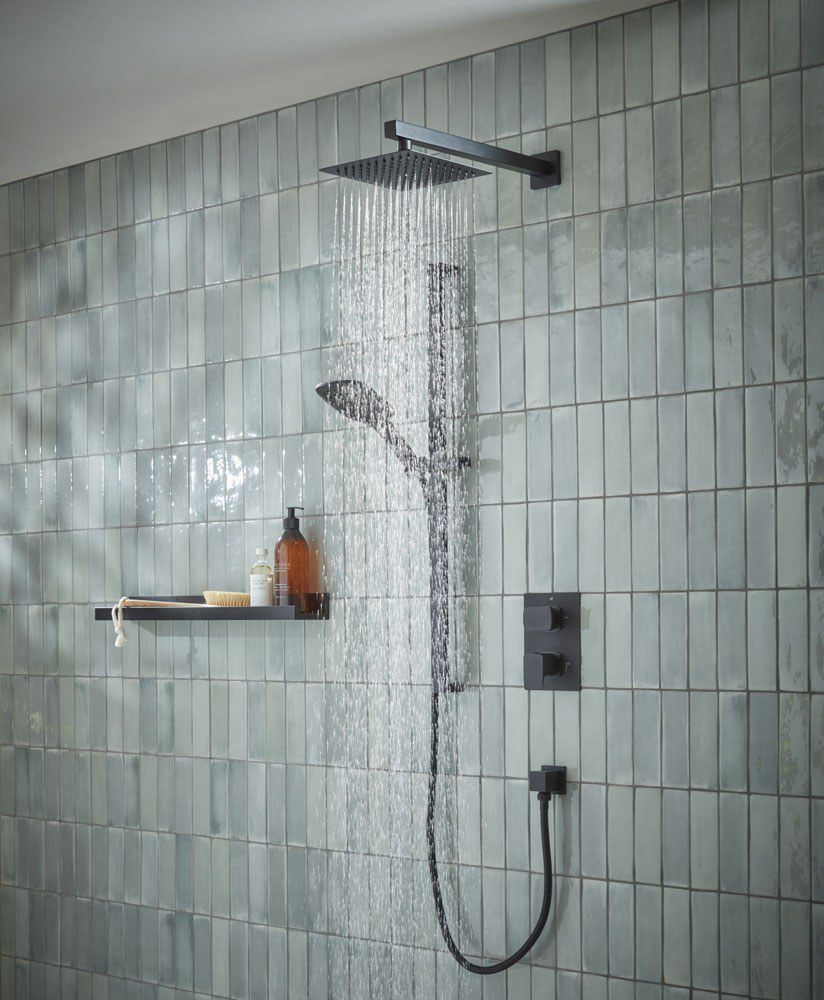 Ergo Black Lifestyle Water On slide image Ergo Black Lifestyle Water On slide image