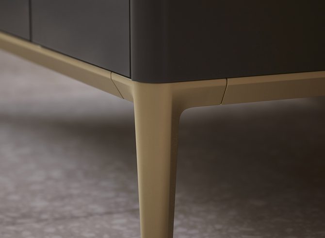 Fairmont Brass Leg Matt Carbon V2 Lifestyle Fairmont Brass Leg Matt Carbon V2 Lifestyle