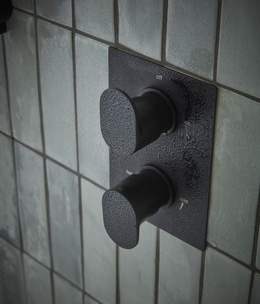 Fuse Black Valve Detail Wet slide image Fuse Black Valve Detail Wet slide image