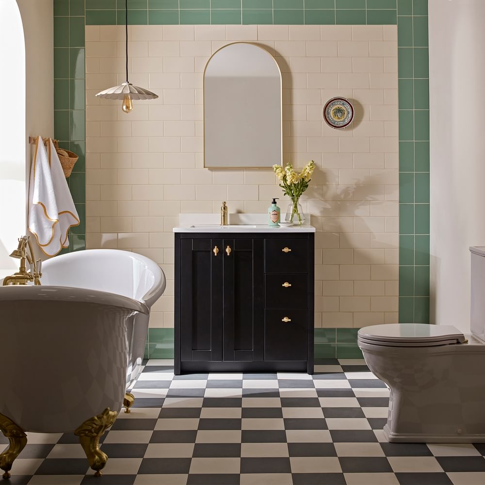 Lansdown 800 Black Lifestyle 5733 slide image Lansdown 800 Black Lifestyle 5733 slide image