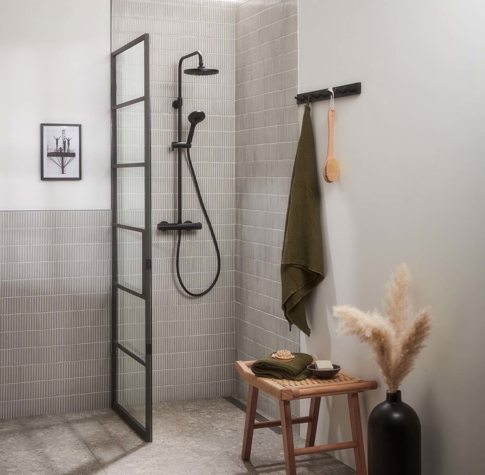 Marine Black Shower no water lifestyle slide image Marine Black Shower no water lifestyle slide image