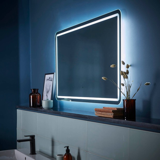 Pivot 800 x 600 illuminated mirror lifestyle