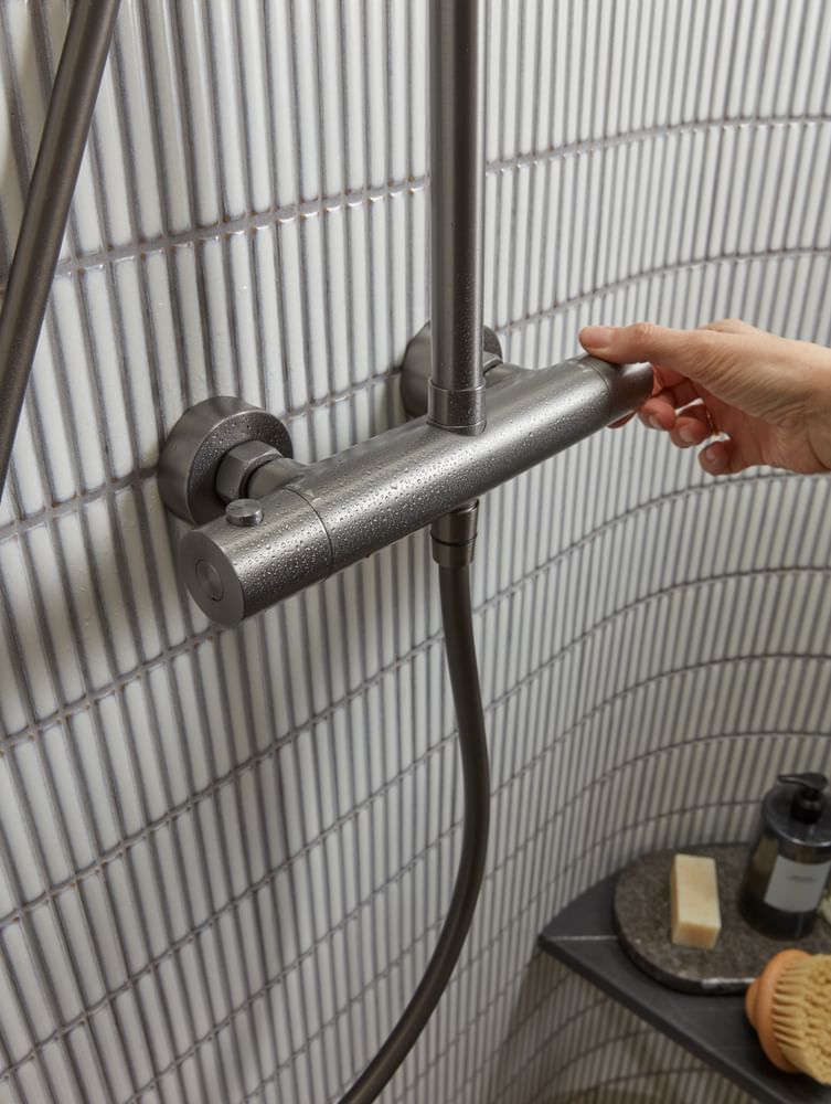 Quantum Bar Valve With Hand Lifestyle slide image Quantum Bar Valve With Hand Lifestyle slide image