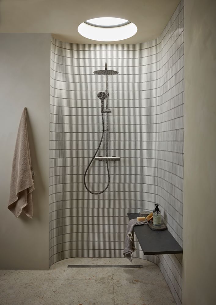 Quantum Shower Gunmetal Lifestyle slide image Quantum Shower Gunmetal Lifestyle slide image