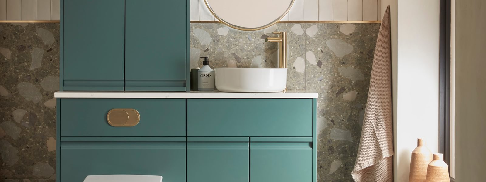 Scribe Viridian Green Lifestyle 1346