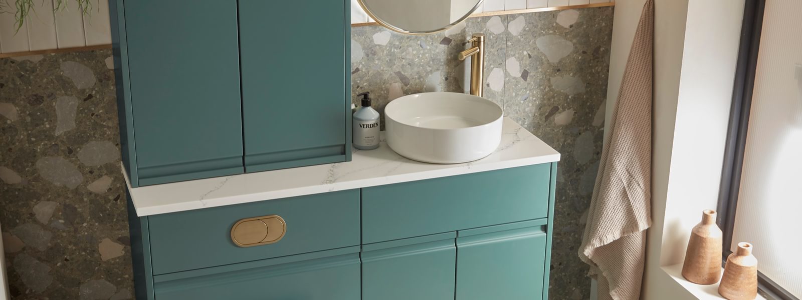 Scribe Viridian Green Lifestyle 1348