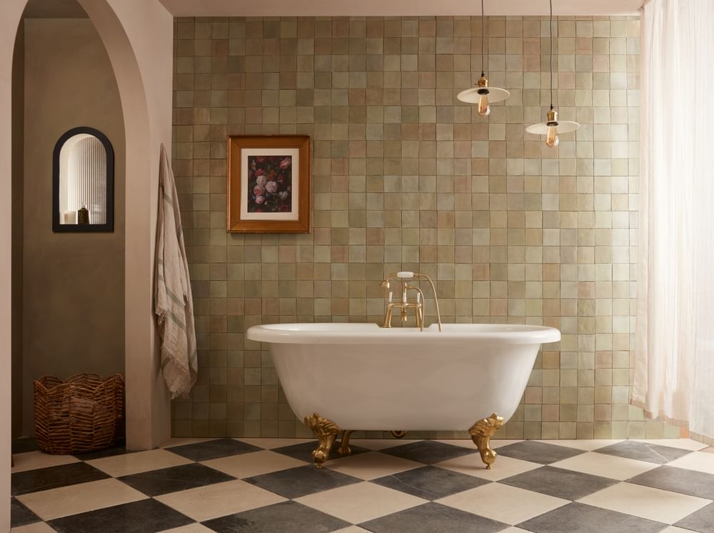 Vitoria Roll Top Bath Front On End Landscape Lifestyle slide image Vitoria Roll Top Bath Front On End Landscape Lifestyle slide image