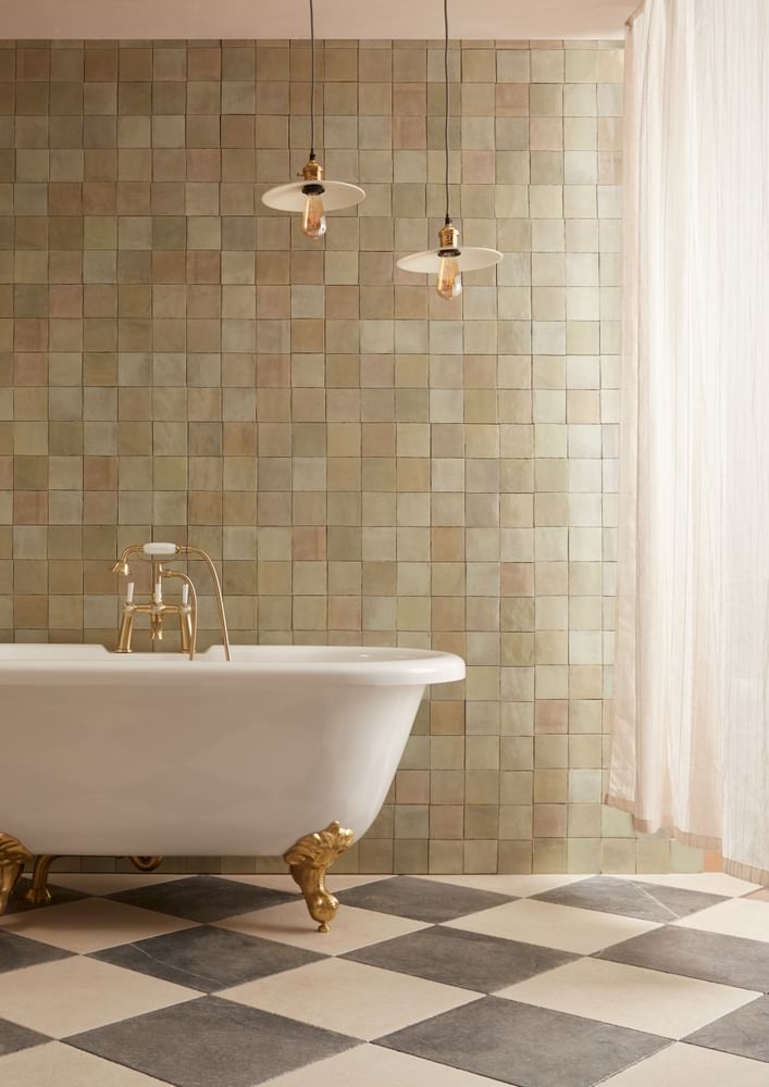 Vitoria Roll Top Bath Front On End Lifestyle slide image Vitoria Roll Top Bath Front On End Lifestyle slide image