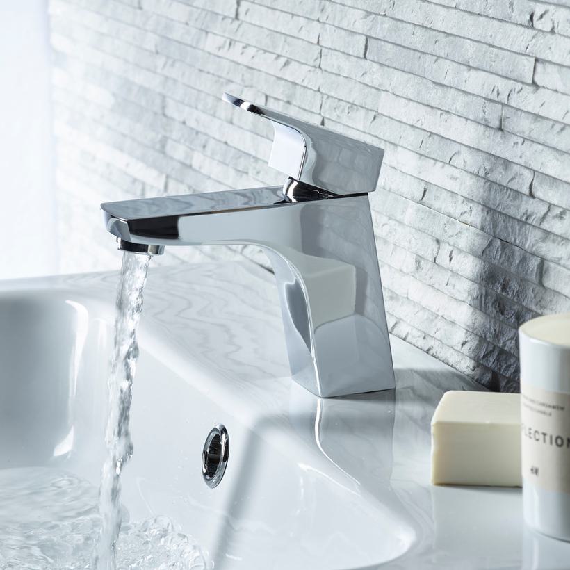 Intent basin mixer side lifestyle with water v01