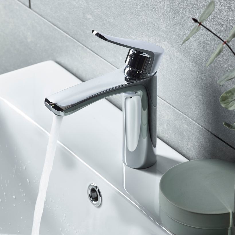 Octave basin mixer top lifestyle with water v01